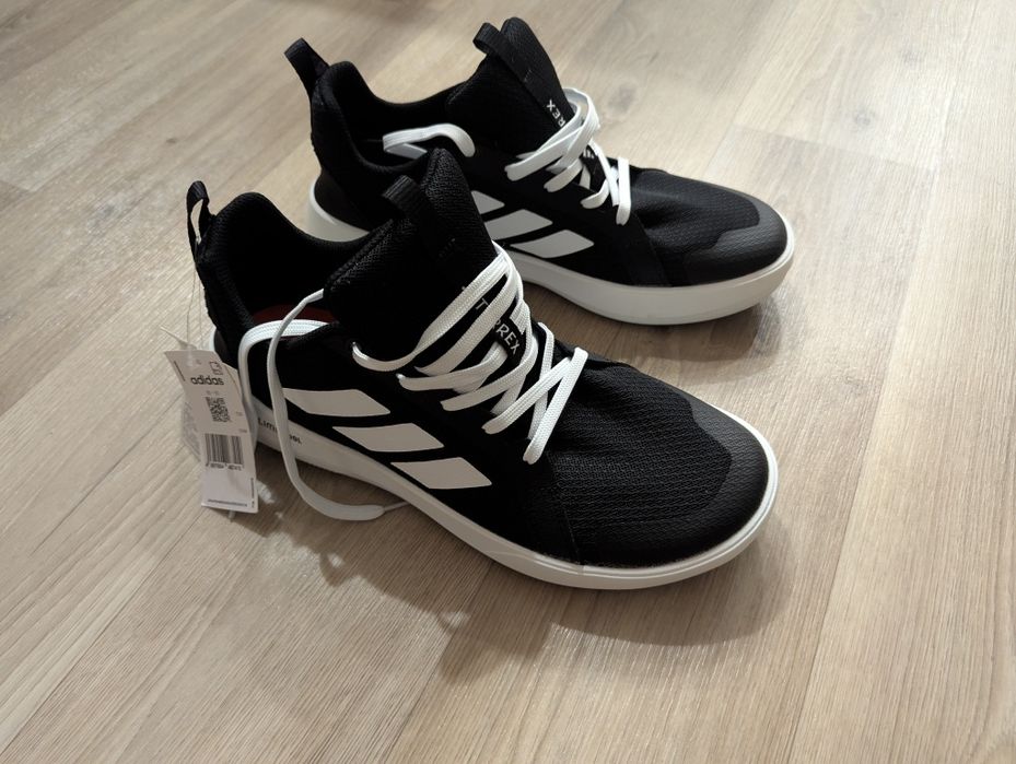 Продам кроссовки Adidas новые