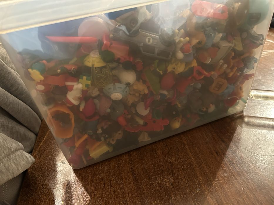 Продам киндер игрушки