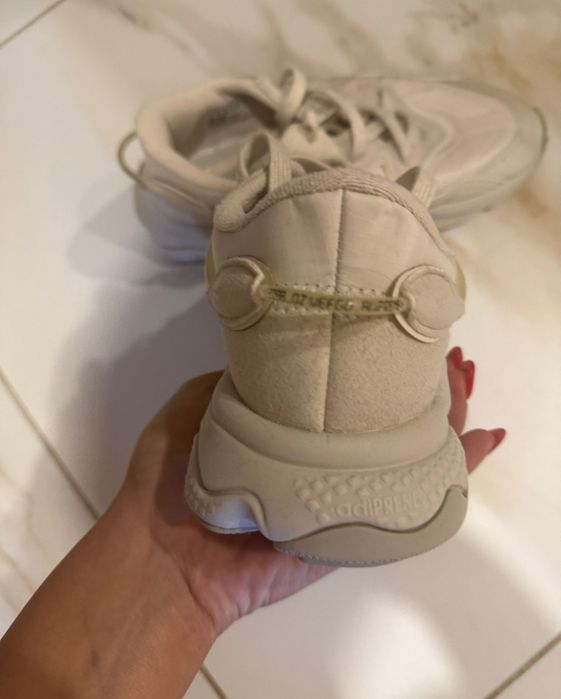 Оригинални дамски маратонки Adidas Ozweego и сребристи Puma.