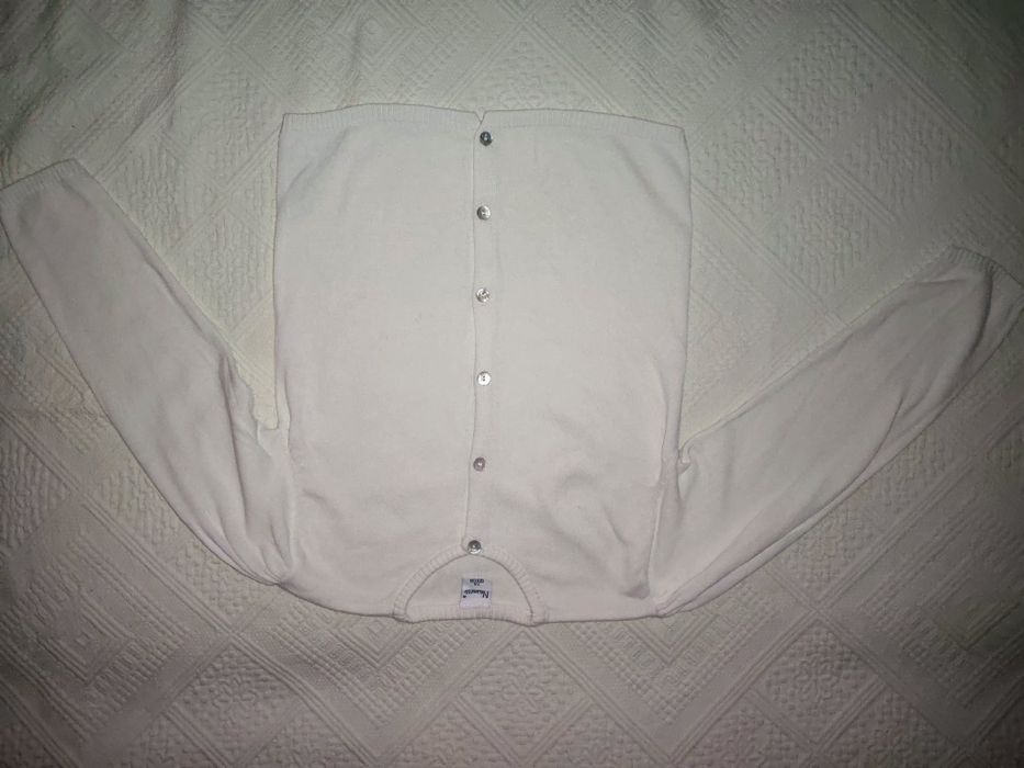 Cardigan varsta  7 ani,122 cm purtat de doua-trei ori de culoare alba