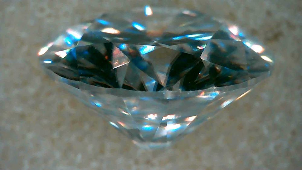 Диамант, Moissanite Brilliance, със сертификат, гравиран номер на камъка - 25 евро - 1 карат
