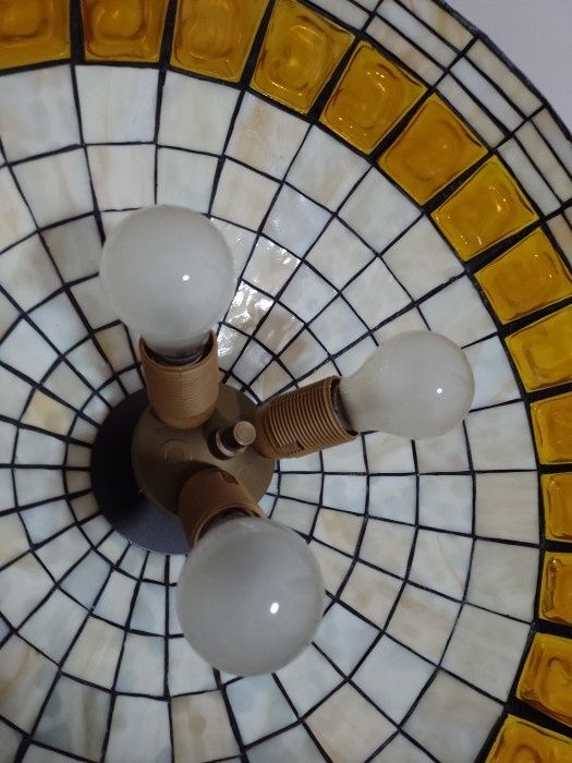 Lampadar de dimensiuni mari stil Tiffany cu o paleta de culori deosebi
