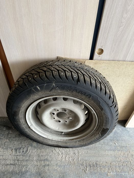 Продам комплект зимней резины с дисками