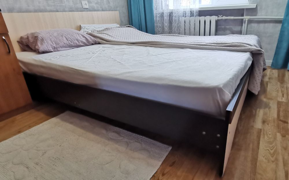Продам двуспальную кровать