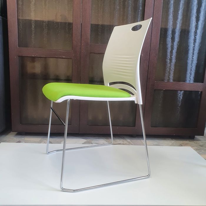 Белый стул с зеленым сиденьем