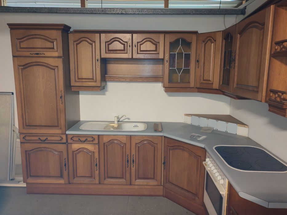 Чисто нова ъглова дъбова кухня с уреди