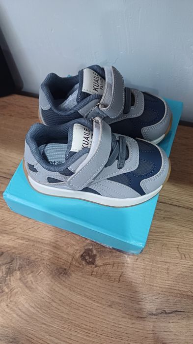 Новые детские кроссовки.