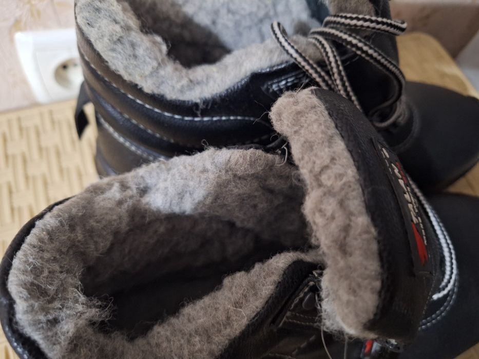 Спецобувь новая продам.