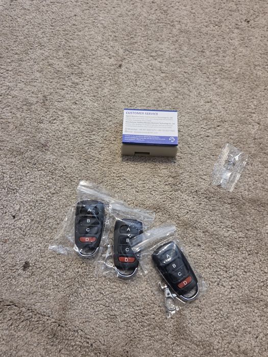 Comutator telecomandat cu releu wireless 433MHz, 4 canale, DC 12V.  Cu 3 telecomenzi.