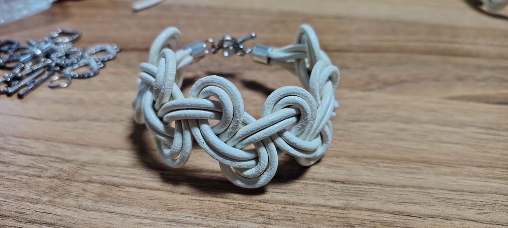 Гривна и обици, естествена кожа