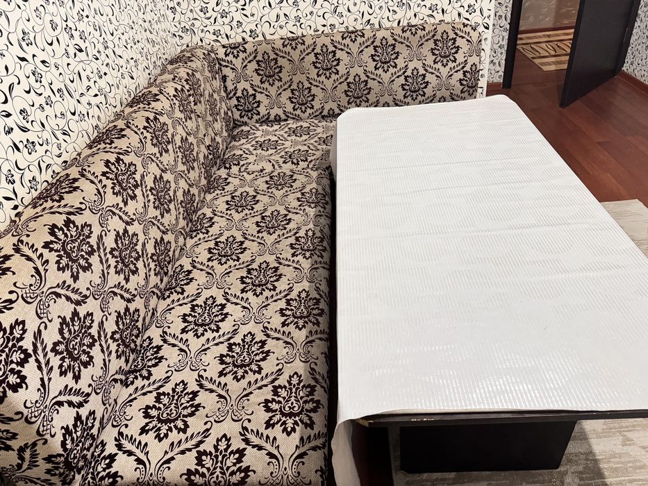 Диван с столом б/у