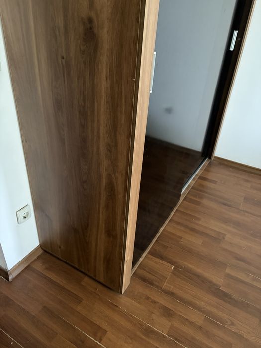 Двукрилен гардероб