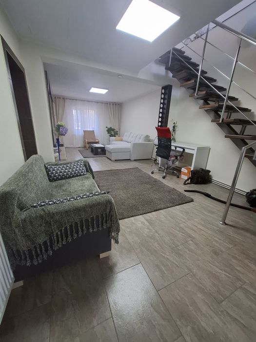 Inchiriez casa cu etaj la curte