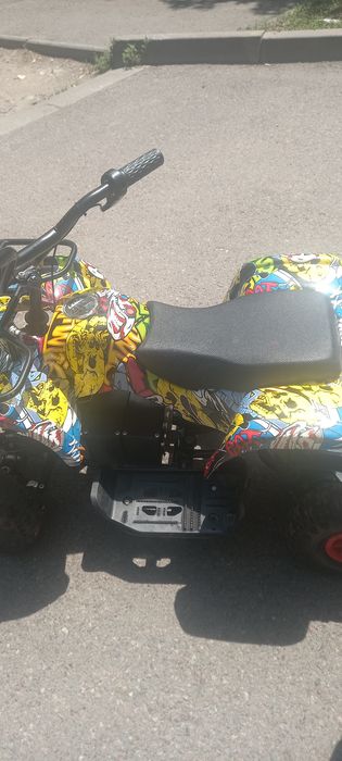 Продам машинку детскую