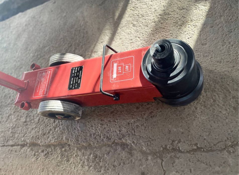 Домкрат пневмагидравлический 80т