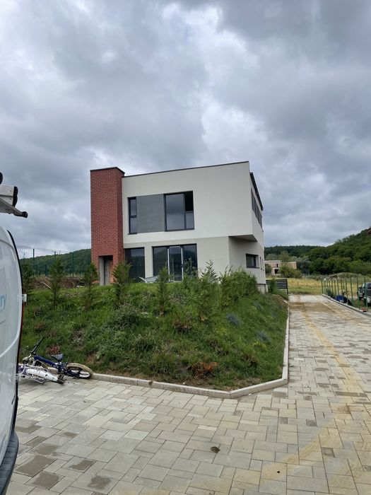 Execut lucrari la rosu (case, garduri, acoperisuri )