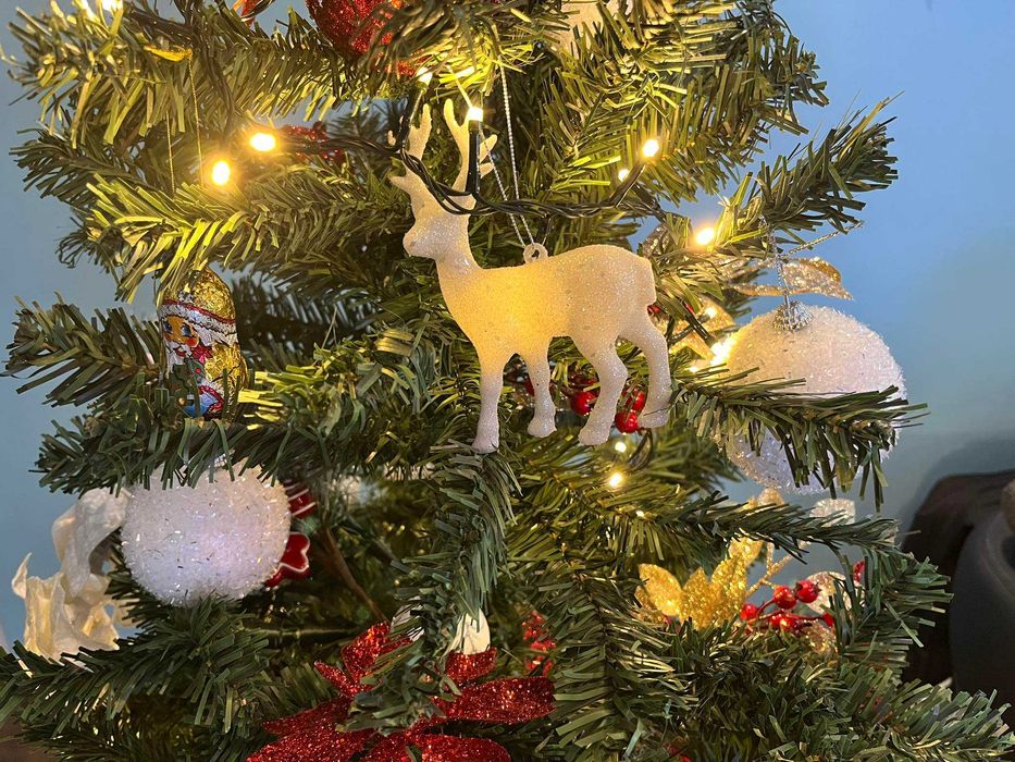 Коледна елха с играчки, декорации, лампички и др.