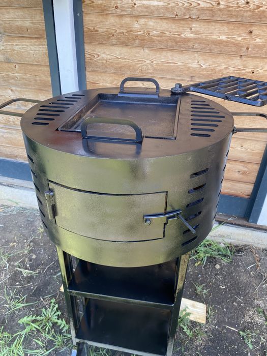 Gratar cu plita pe lemne