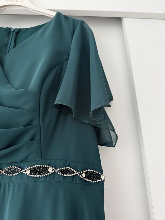 Зелена дълга рокля с камъчета