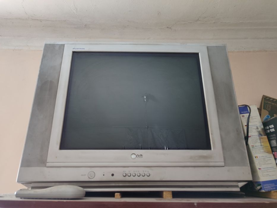 Продаю старый телевизор LG c пультом