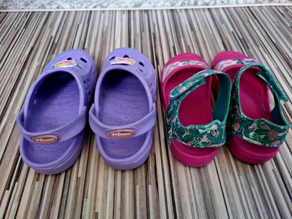 Sandale Minnie marime 32 si crocsi Disney marime 32/33.