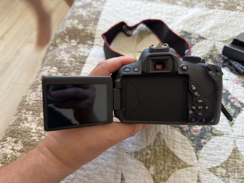 Canon EOS 700D + 18–135mm IS STM