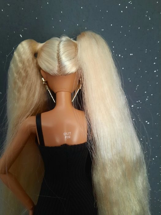 Barbie extra cu părul blond