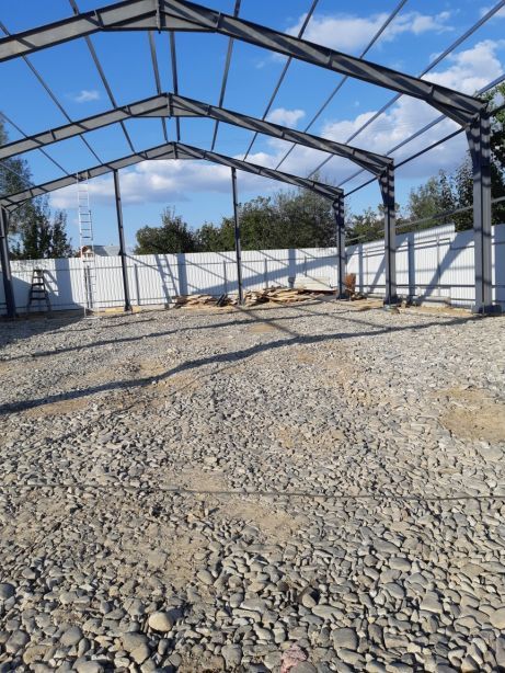 Vand hala metalic schimb cu auto de 10m lungime de 20m si inaltimea de