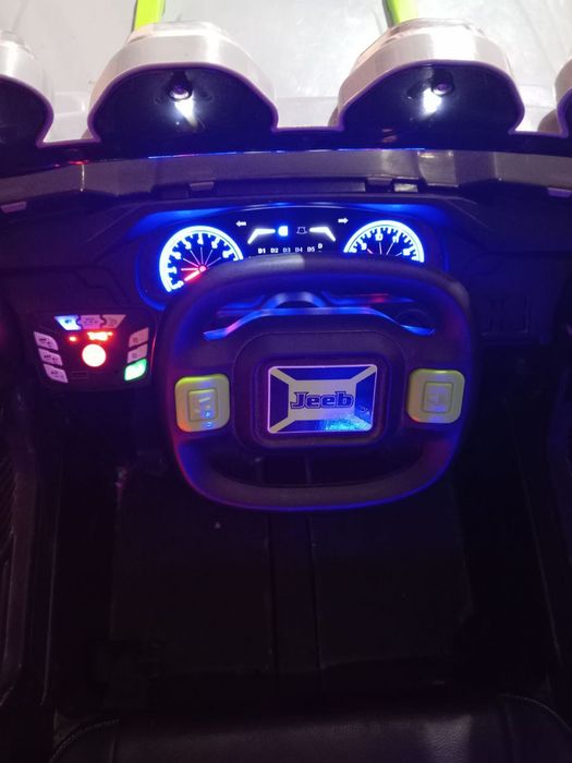 Bolalar mashinasi sotiladi