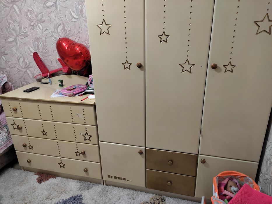 Продается детская мебель - шкаф для одежды и камод