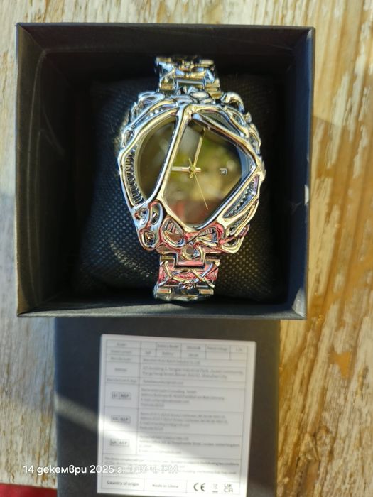 Часовник с цвят на сребро и черен циферблат