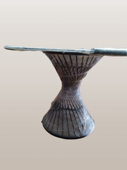 Стильный обеденный стол с чугунной основой и стеклянной столешницей