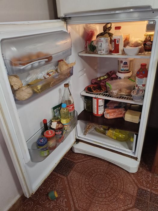 Продавам хладилник с фризерна част Indesit