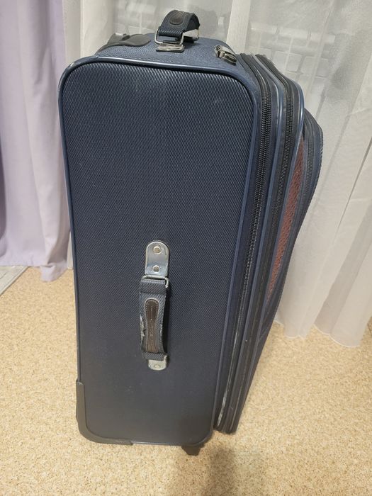 Чемодан большой на колесиках
