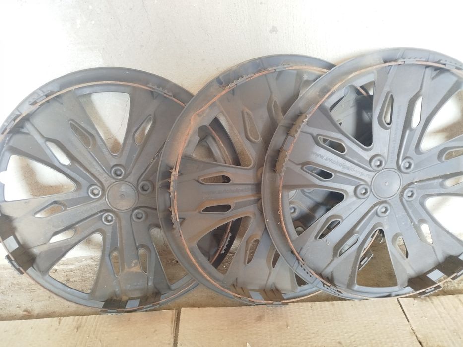 Продам колпаки 3 штуки.Я-16