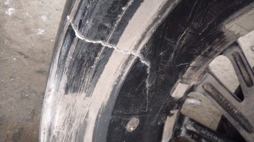 Продам диски оригинал с шинами срочно