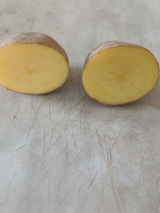 Vând cartofi de consum albi și rosi