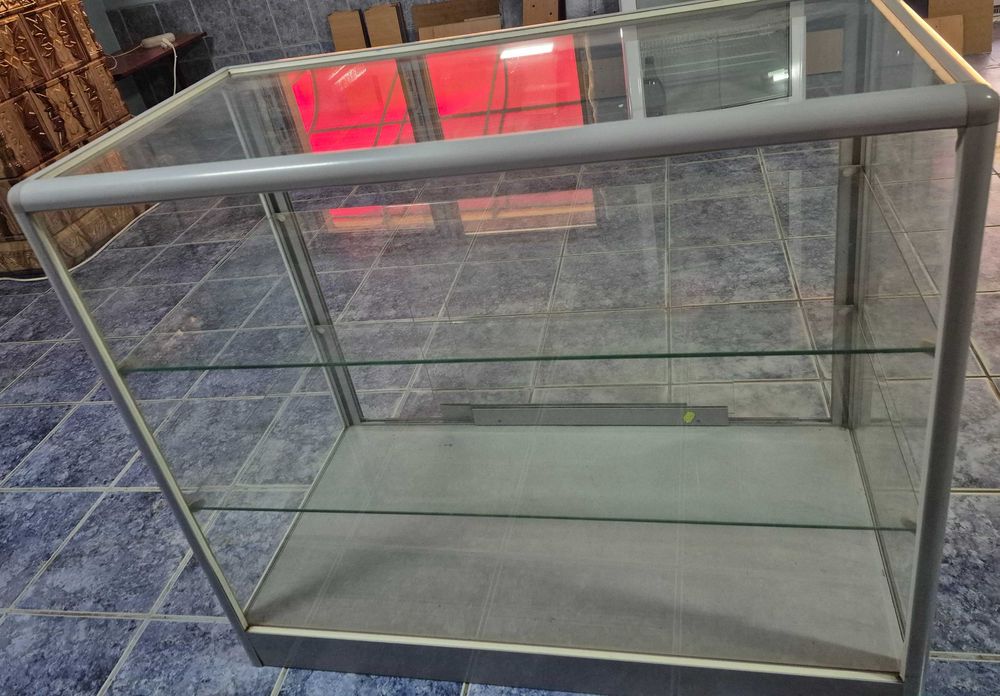 Mobilier  spațiu  comercial