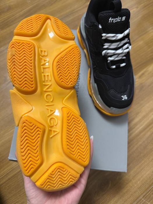Adidași Balenciaga Triple S piele
Mărimi 36 37 38 
Preț 600 ron