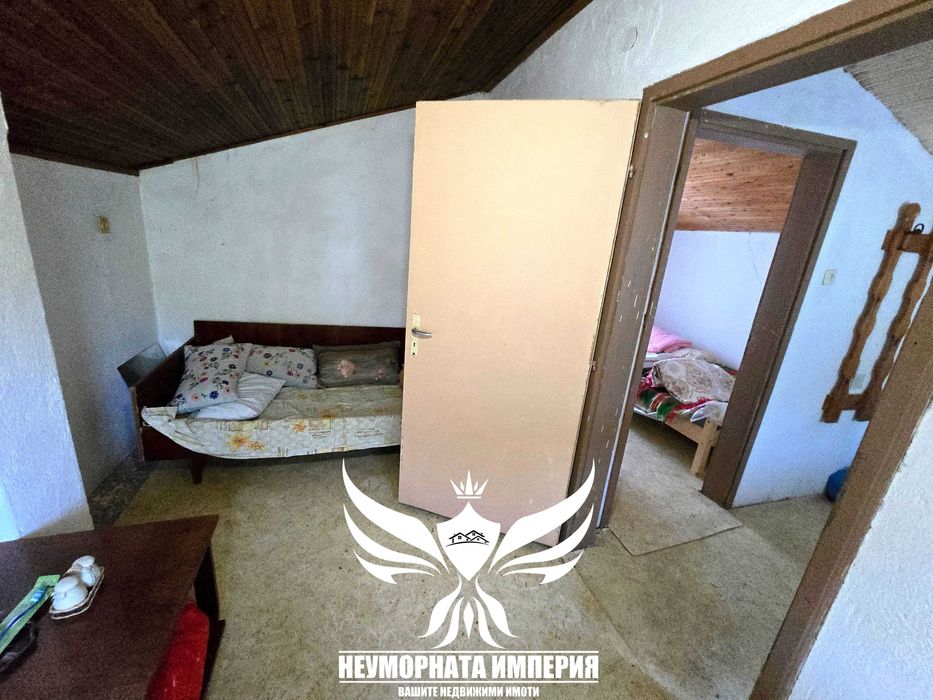 Продавам двуетажна къща с 86РЗП и 744кв.м. двор в село Горнослав във вилна зона