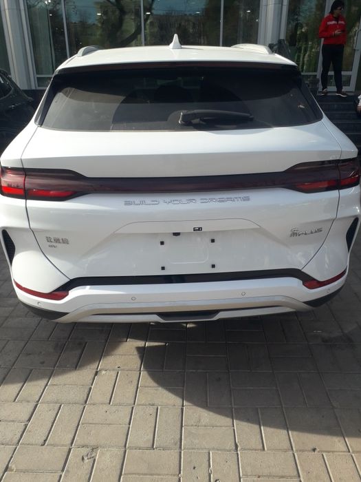 Elektromobil sotiladi.