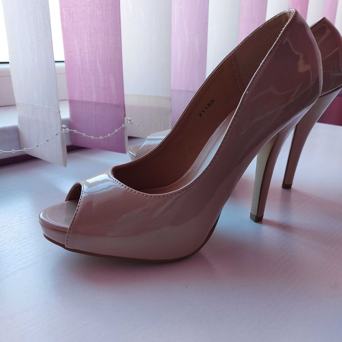 Дамски обувки на висок ток