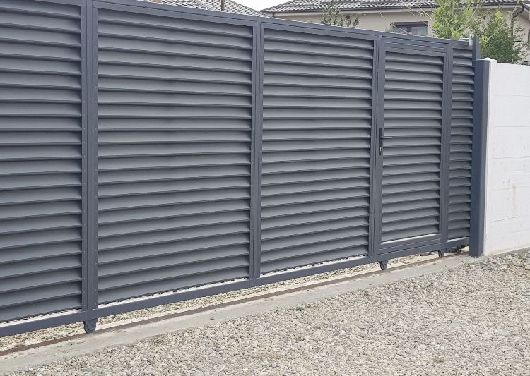 Execut garduri din beton plasa sau tabla