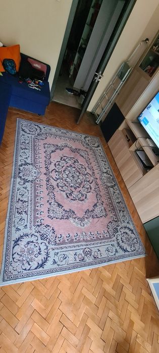 Къси плътни  пердета и килим