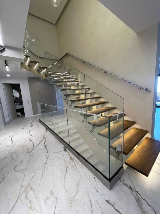 стъклени парапети по стълбища