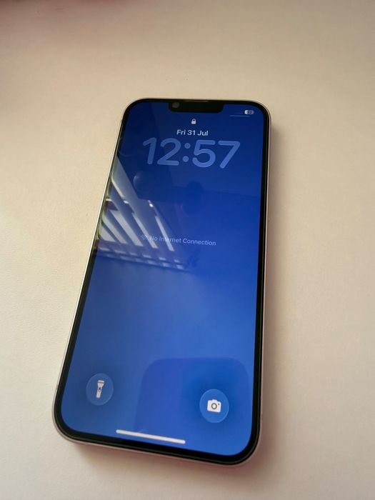 Телефон iPhone 13