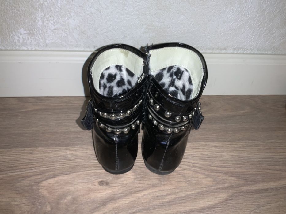 Продам детские ботинки