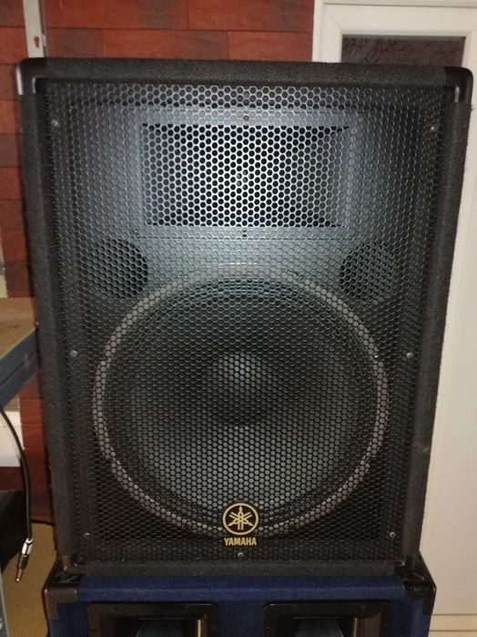 OFERTA !  BOXE YAMAHA si mixer activ 2 x 400 w 8 0hm + Stative si cablurile aferente