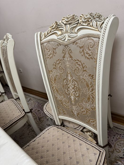 Стол орындығымен сатылады