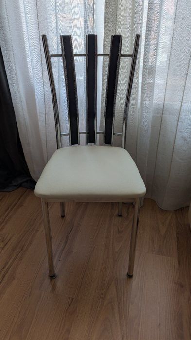 Продавам маса и 4 стола